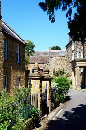 Edificios tradicionales de piedra martillo a lo largo de Court Barton en el casco antiguo, Ilminster, Somerset, Reino Unido, Europa