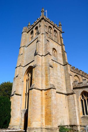 Vista de la torre de la iglesia Todos los Santos, Martock, Somerset, Reino Unido, Europa.