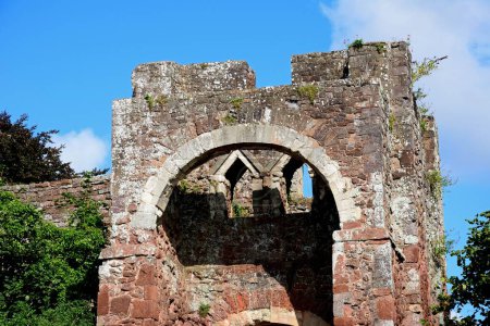 Blick auf die Torhaus-Ruinen von Rougemont Castle (auch bekannt als Exter Castle) im Stadtzentrum, Exeter, Devon, Großbritannien, Europa