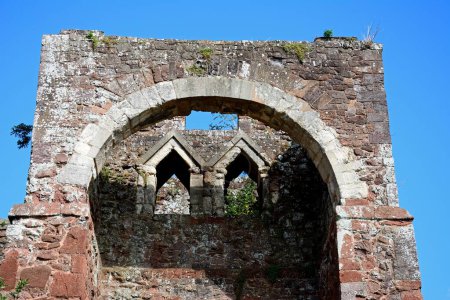 Blick auf die Torhaus-Ruinen von Rougemont Castle (auch bekannt als Exter Castle) im Stadtzentrum, Exeter, Devon, Großbritannien, Europa.
