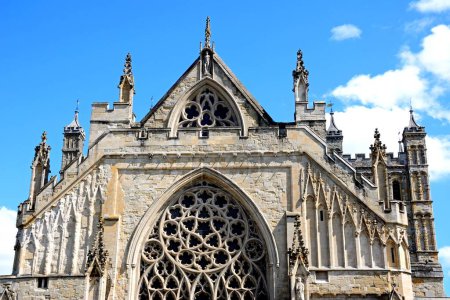 Blick auf die Spitze der Kathedrale (Cathedral Church of Saint Peter in Essex), Exeter, Devon, Großbritannien, Europa.