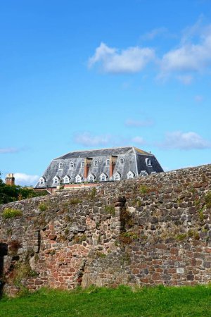 Teil der römischen Stadtmauer, ein Gebäude auf der Rückseite von Rougemont Gardens, Exeter, Devon, Großbritannien, Europa aus gesehen