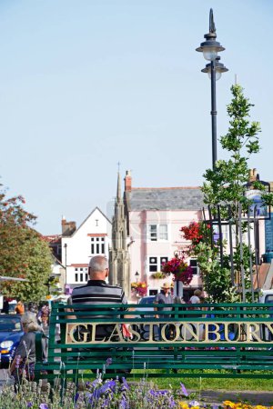 Téléchargez les photos : GLASTONBURY, Royaume-Uni - 05 septembre 2023- Homme assis sur un banc de fer le long de la rue Magdalene dans le centre-ville, Glastonbury, Somerset, Royaume-Uni, Europe, 05 septembre 2023. - en image libre de droit