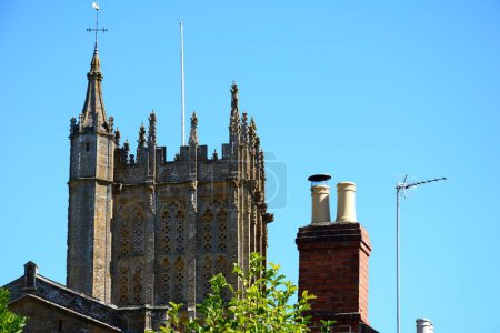 Blick auf den Münsterturm und einen traditionellen Ziegelkamin, Ilminster, Somerset, Großbritannien, Europa