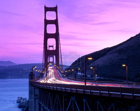 Golden Gate Bridge in der Abenddämmerung, San Francisco, Kalifornien, USA