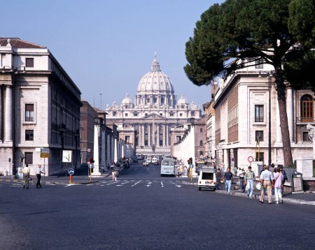 Foto de ROMA, ITALIA - 12 DE SEPTIEMBRE DE 1992 - Basílica de San Pedro vista desde el Castillo de Sant Angelo, Roma, Italia, Europa, 12 de septiembre de 1992. - Imagen libre de derechos
