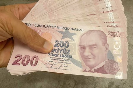 Foto de Istanbul, Turquía.Noviembre 1,2022.200 Billetes de liras turcas en mano para finanzas y economía - Imagen libre de derechos