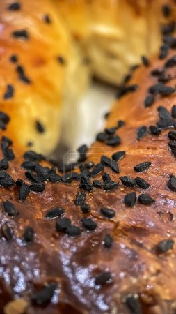 Téléchargez les photos : Petit déjeuner turc traditionnel. Macro Shot. Restauration rapide. Acma au cumin noir et olives. - en image libre de droit