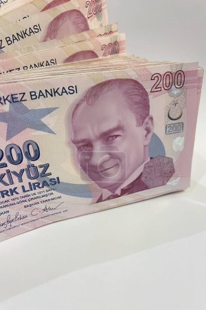 Planification financière avec 200 billets en livres turques. Saving Ways and Investment Opportunities. Stratégie financière avec 200 billets en livres turques. Méthodes d'épargne, d'investissement et d'investissement de votre argent.