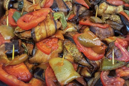 Islim Kebab, ein Auberginen-Dönergericht, das mit großformatigen Fleischbällchen zubereitet und im Voraus gebraten wird. Türkische Küche.