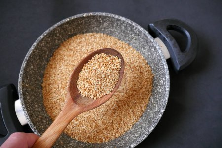 Foto de Roasting Sesame in a Pan, Cooked Sesame, Roasting Sesame for Pastry, - Imagen libre de derechos