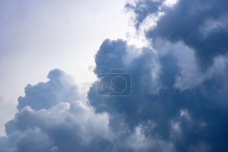 Foto de Cielo oscuro, nubes de tormenta y lluvia en el cielo, nubes oscuras y cielo, nubes oscuras de primer plano, - Imagen libre de derechos