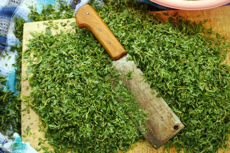Téléchargez les photos : Hacher l'herbe de madimak avec des rangées, faire un délicieux repas de madimak, plante de madimak, - en image libre de droit