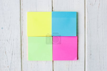 Foto de Pegatinas de diferentes colores para notas con un espacio de copia - Imagen libre de derechos