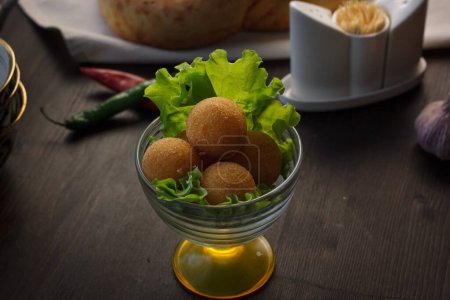 Foto de Bolas de queso fritas, apetizador casero con hojas de lechuga - Imagen libre de derechos