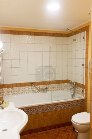 Foto de Baño en la habitación del hotel, concepto de spa - Imagen libre de derechos