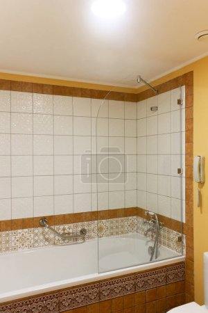 Foto de Baño en la habitación del hotel, concepto de spa - Imagen libre de derechos