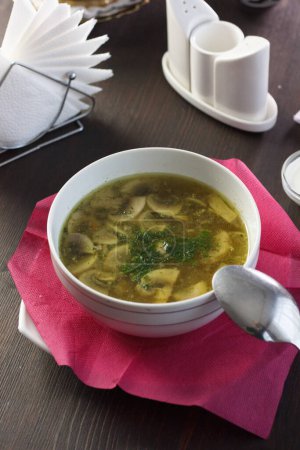 Foto de Cuenco lleno de una deliciosa sopa de champiñones - Imagen libre de derechos