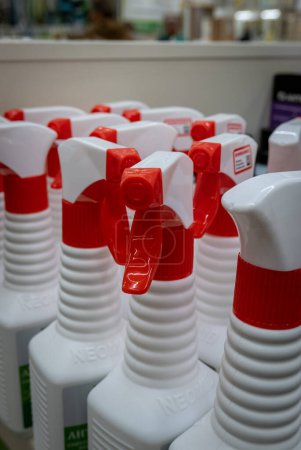 Foto de Pulverizadores de plástico blanco y rojo en la tienda - Imagen libre de derechos