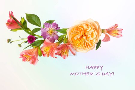 Téléchargez les photos : Texte Bonne fête des mères. Arrangement floral rapproché de roses et d'alstroemeria sur un fond de gradient - en image libre de droit