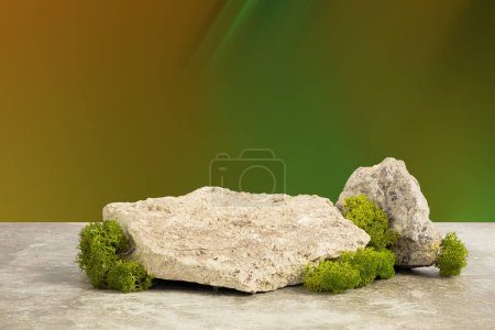 Natürlicher Stil. Steinpodest mit grünem Moos auf sumpfgrünem Hintergrund mit schrägen Streifen. Stillleben für die Präsentation kosmetischer Produkte. Kopierraum