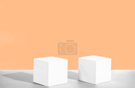 Kosmetische Pfirsich Fuzz Hintergrund mit geometrischen Formen. Zwei Podeste aus weißem Zement. Mockup für die Vorführung kosmetischer Produkte. Kopierraum