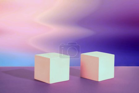 fond dégradé violet cosmétique lumineux avec des formes géométriques. Deux podiums cubiques en ciment. Maquette pour la démonstration de produits cosmétiques.