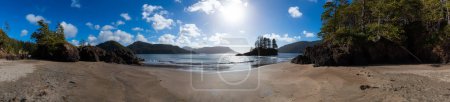 Foto de Playa de arena en la costa del océano Pacífico Vista panorámica. Sunny Blue Sky. San Josef Bay, Cape Scott Provincial Park, Northern Vancouver Island, BC, Canadá. Fondo de la Naturaleza Canadiense Panorama - Imagen libre de derechos