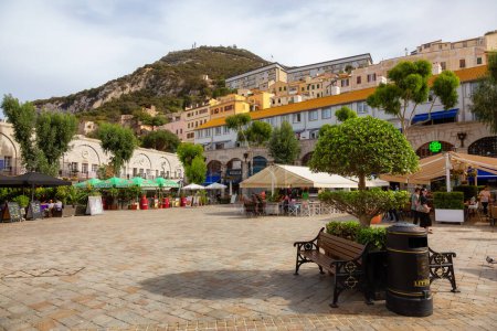 Foto de Gibraltar, Reino Unido - 25 de octubre de 2022: Vista de una plaza Grand Casemates con tiendas y restaurantes durante el día soleado. - Imagen libre de derechos