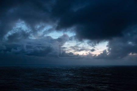 Dramatischer bunter Sonnenaufgangshimmel über dem Nordatlantik. Wolkenlandschaft Natur Hintergrund.