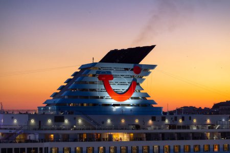 Téléchargez les photos : Naples, Italie - 31 octobre 2022 : TUI Cruises Ship leaving port during colorful sunset. - en image libre de droit