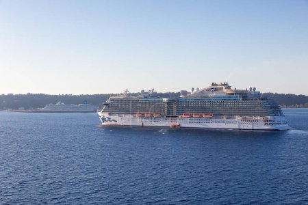 Téléchargez les photos : Katakolo, Grèce - 1 novembre 2022 : Princess Cruises Ship Arrivée dans une ville touristique Port au lever du soleil. - en image libre de droit