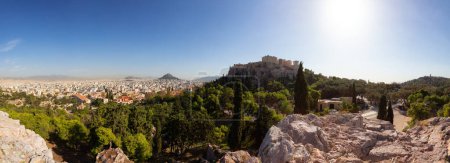 Foto de Acrópolis y paisaje urbano en una ciudad histórica con montañas en el fondo. Areopagus Hill, Atenas, Grecia. Día soleado. - Imagen libre de derechos