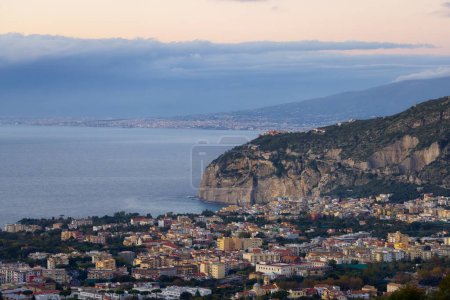 Foto de Vista aérea de la ciudad turística, Sorrento, Italia. Costa del mar Tirreno. Cielo del atardecer - Imagen libre de derechos