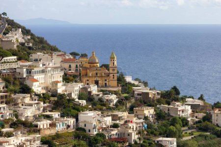 Foto de Touristic Town, Vettica Maggiore, on Rocky Cliffs and Mountain Landscape by the Tyrrhenian Sea. Costa Amalfitana, Italia. - Imagen libre de derechos