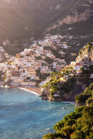 Téléchargez les photos : Ville touristique, Positano, sur les falaises rocheuses et paysage de montagne au bord de la mer Tyrrhénienne. Côte amalfitaine, Italie. Coucher de soleil ensoleillé - en image libre de droit