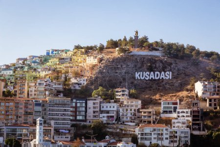 Téléchargez les photos : Maisons et bâtiments dans une ville touristique au bord de la mer Égée. Kusadasi, Turquie. Matin ensoleillé Lever du soleil. - en image libre de droit