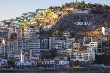 Foto de Casas y edificios en una ciudad turística junto al mar Egeo. Kusadasi, Turquía. Sunny Morning Sunrise. - Imagen libre de derechos