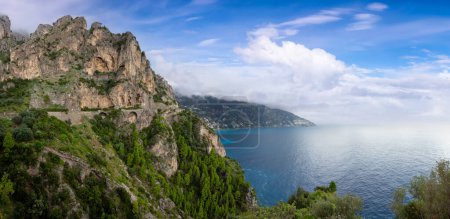 Foto de Rocky Cliffs and Mountain Landscape by the Tyrrhenian Sea. Costa Amalfitana, Italia. Nature Background. Vista panorámica. Cielo nublado Art Render. - Imagen libre de derechos