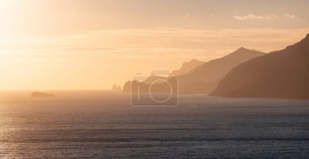 Foto de Rocky Cliffs and Mountain Landscape by the Tyrrhenian Sea. Costa Amalfitana, Italia. Nature Background. Cielo del atardecer - Imagen libre de derechos