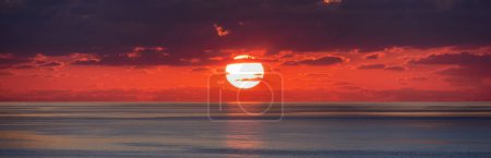 Téléchargez les photos : Ciel levant de soleil coloré dramatique sur la mer Méditerranée. Le ciel rouge abstrait. Cloudscape Nature Arrière-plan. - en image libre de droit