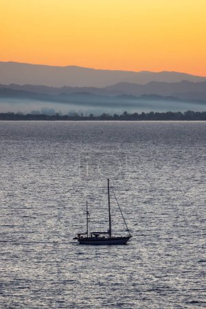 Téléchargez les photos : Voilier dans la mer Ionienne avec fond de paysage de montagne. Twilight Sunrise Sky. Katakolo, Grèce. - en image libre de droit