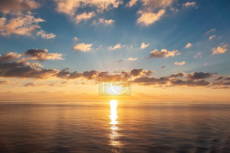 Foto de Dramático cielo colorido del amanecer sobre el mar Mediterráneo. Cielo guiño rayos del sol. Cloudscape Naturaleza Fondo. - Imagen libre de derechos