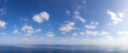 Foto de Nublado cielo azul colorido sobre el mar Mediterráneo. Cloudscape Nature Background (en inglés). Panorama - Imagen libre de derechos