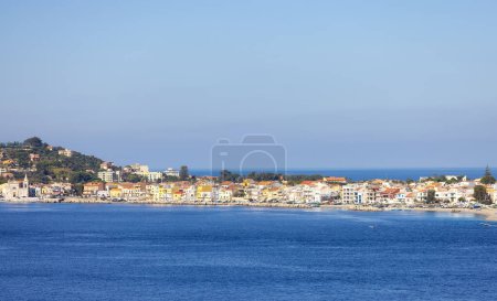 Téléchargez les photos : Ville au bord de la mer. Messine, Sicile, Italie. Matin ensoleillé. - en image libre de droit