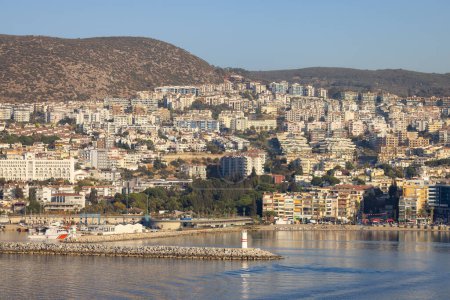 Foto de Casas y edificios en una ciudad turística junto al mar Egeo. Kusadasi, Turquía. Tarde soleada. - Imagen libre de derechos