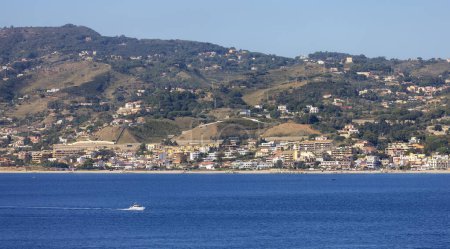 Téléchargez les photos : Ville au bord de la mer. Messine, Sicile, Italie. Matin ensoleillé. - en image libre de droit