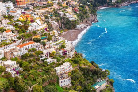 Foto de Touristic Town, Positano, on Rocky Cliffs and Mountain Landscape by the Tyrrhenian Sea. Costa Amalfitana, Italia. - Imagen libre de derechos