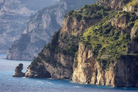 Foto de Rocky Cliffs and Mountain Landscape by the Tyrrhenian Sea. Costa Amalfitana, Italia. Antecedentes. - Imagen libre de derechos
