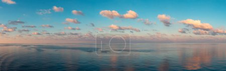 Téléchargez les photos : Ciel levant de soleil coloré dramatique sur la mer Méditerranée. Nuages bouffis. Cloudscape Nature Background. Panorama - en image libre de droit